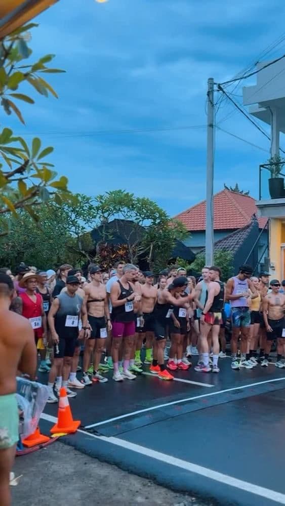 A hundred runners lined up at the start