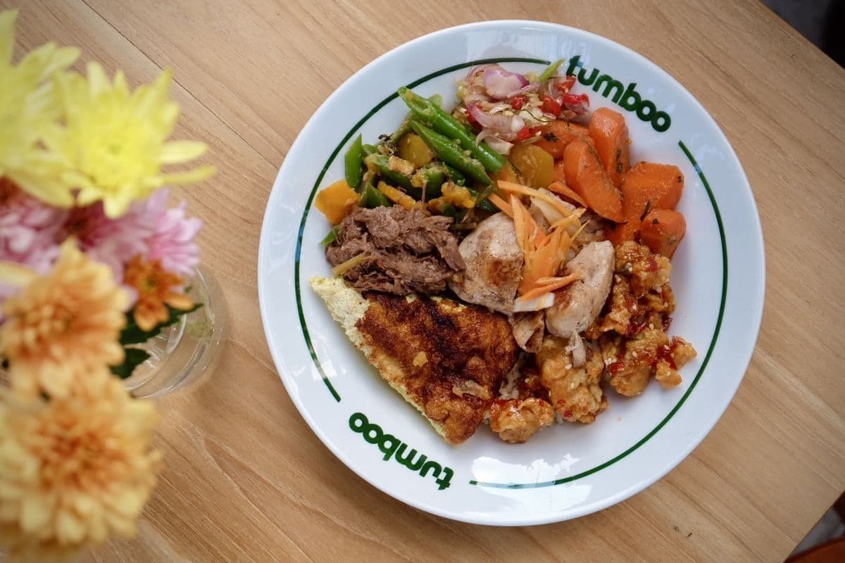 Tumboo plate with chicken, carrots and greens